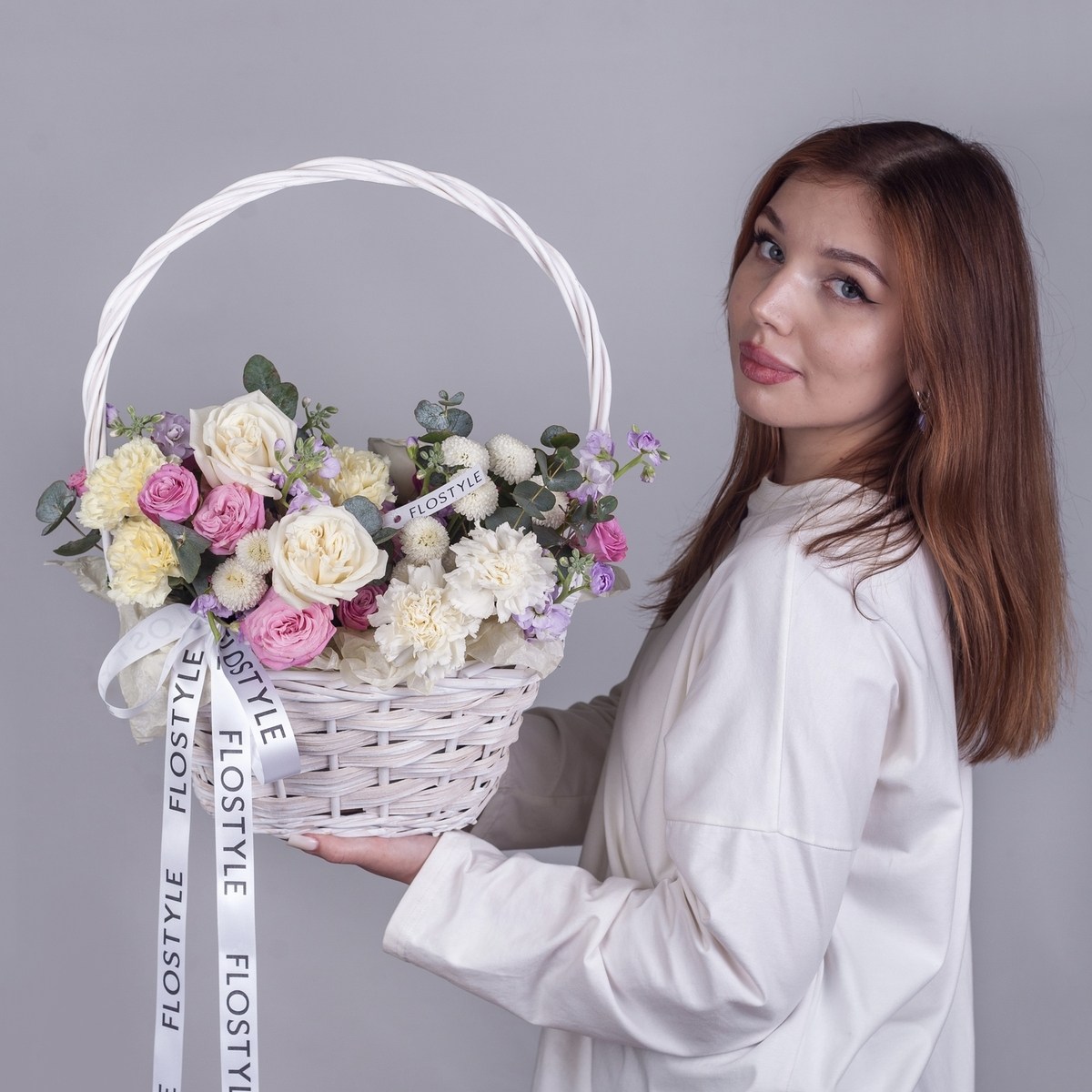 buket s pionovidnymi rozami v korzinke 9